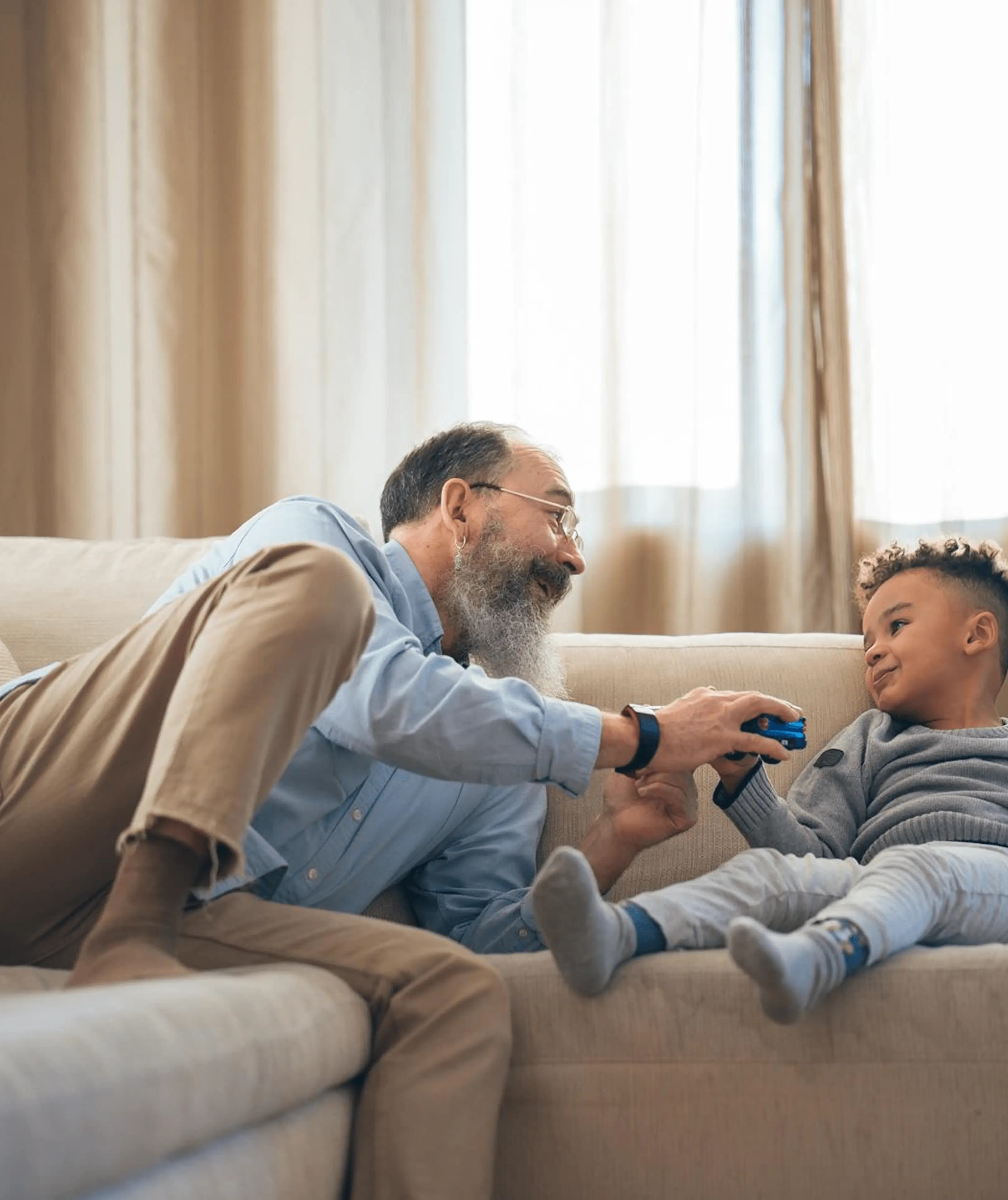Un grand-père et son petit-fils à la maison, protégés par une solution d’assurance Assurance Genevoise Un grand-père et son petit-fils à la maison, protégés par une solution d’assurance Assurance Genevoise