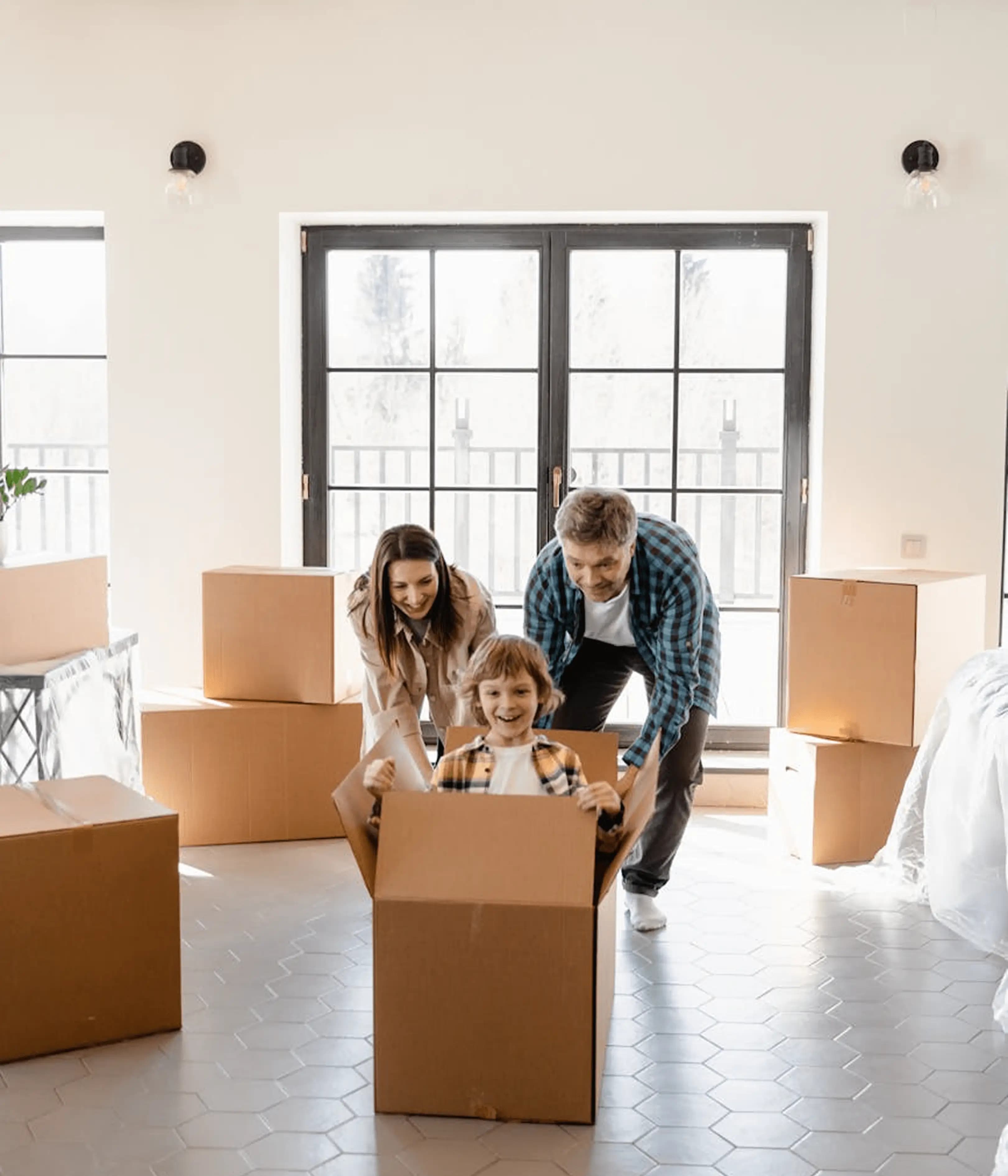 Une famille déballant ses cartons dans son nouveau logement en Suisse avec Relocation Genevoise Une famille déballant ses cartons dans son nouveau logement en Suisse avec Relocation Genevoise